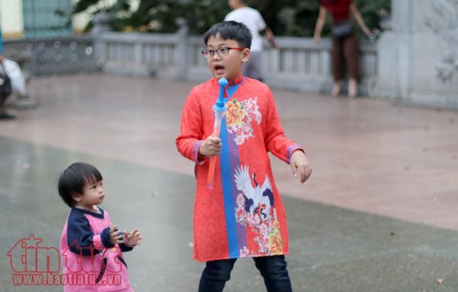 tre nho ha noi xung xinh ao dai choi tet