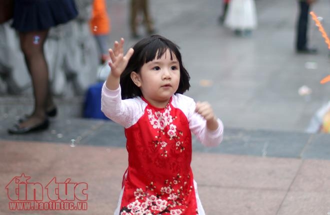 tre nho ha noi xung xinh ao dai choi tet