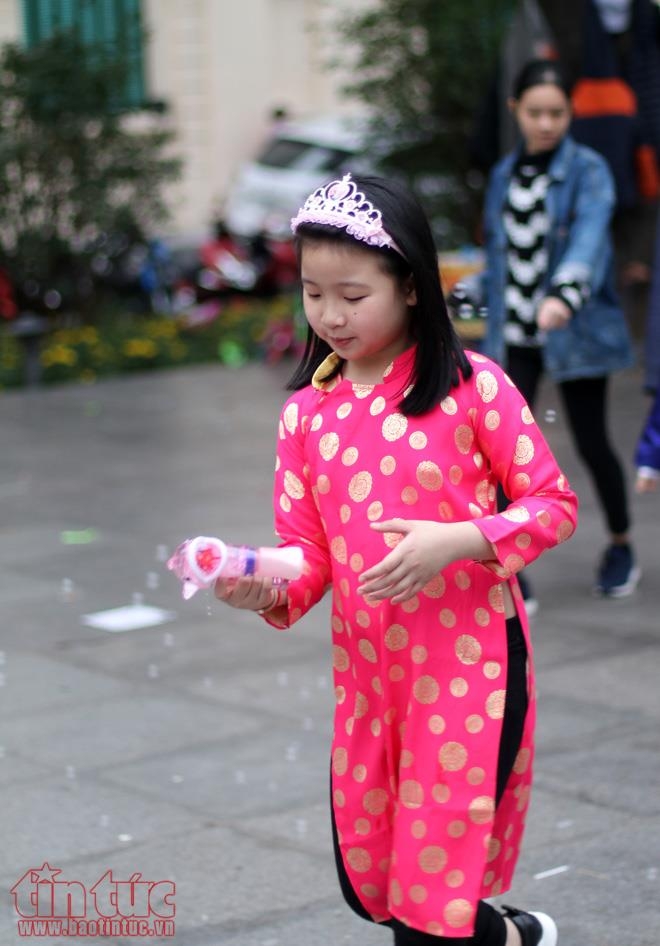 tre nho ha noi xung xinh ao dai choi tet