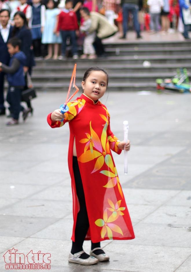 tre nho ha noi xung xinh ao dai choi tet