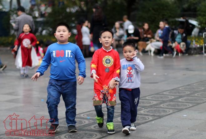 tre nho ha noi xung xinh ao dai choi tet