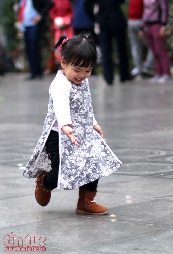 tre nho ha noi xung xinh ao dai choi tet