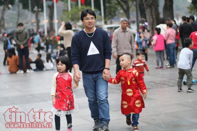 tre nho ha noi xung xinh ao dai choi tet