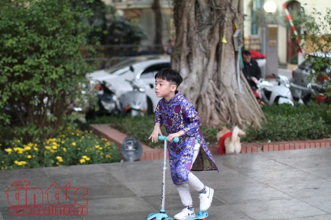 tre nho ha noi xung xinh ao dai choi tet