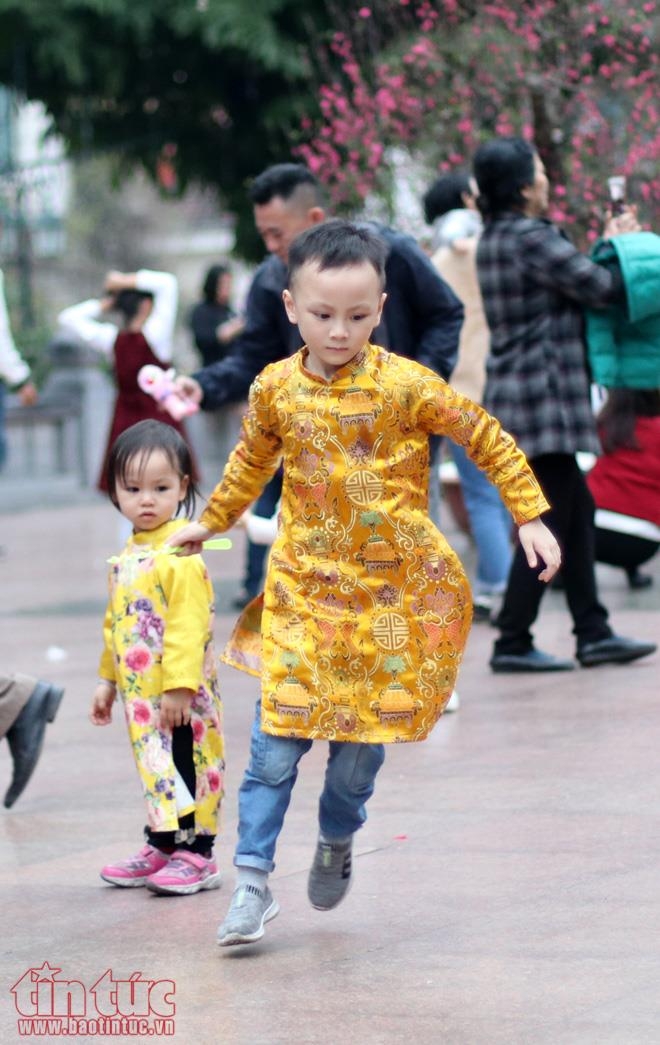tre nho ha noi xung xinh ao dai choi tet