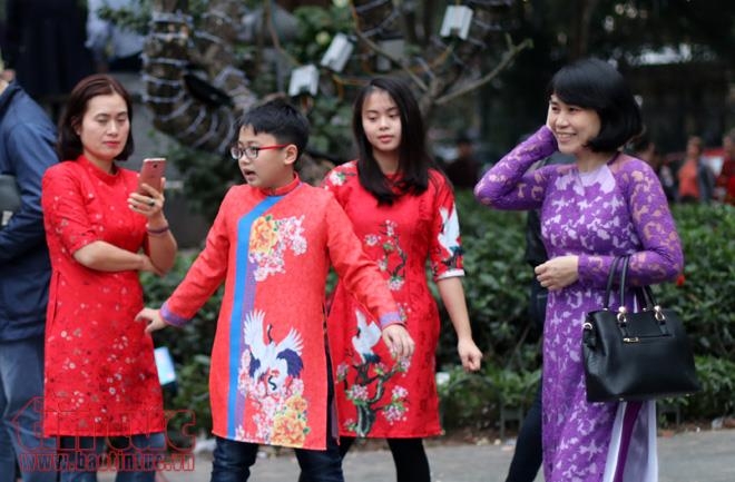 tre nho ha noi xung xinh ao dai choi tet