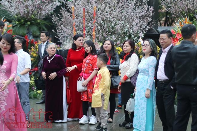 tre nho ha noi xung xinh ao dai choi tet