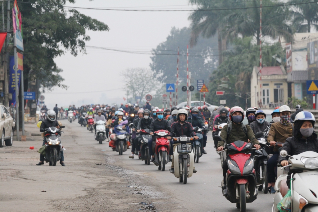 quoc lo 1a cao toc phap van cau gie thong thoang duoi mua xuan trong ngay cuoi cung ky nghi tet
