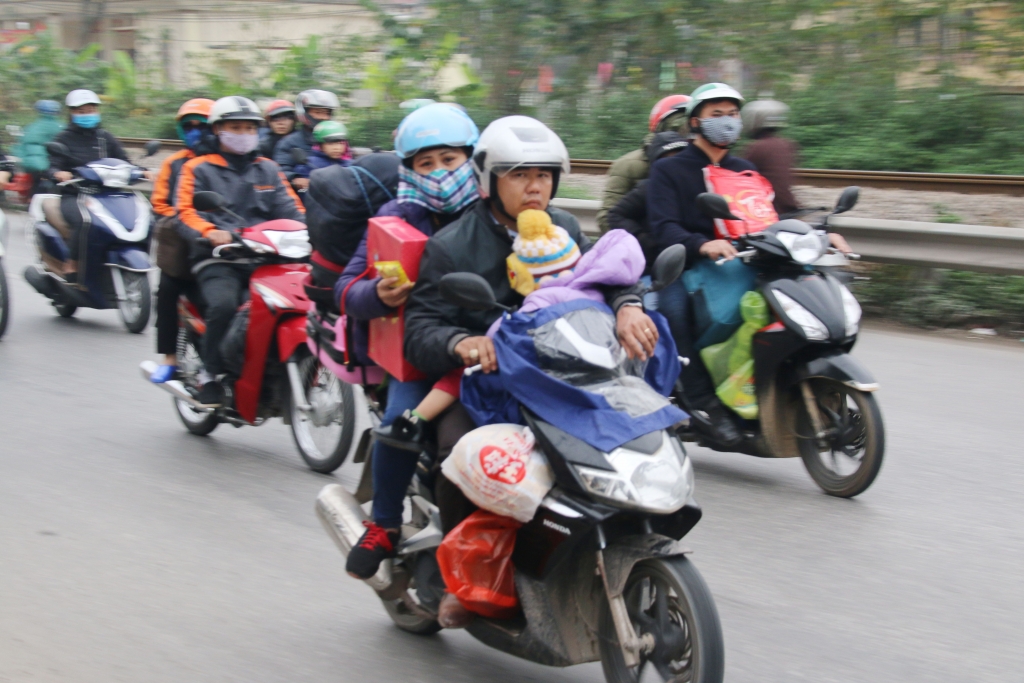 quoc lo 1a cao toc phap van cau gie thong thoang duoi mua xuan trong ngay cuoi cung ky nghi tet
