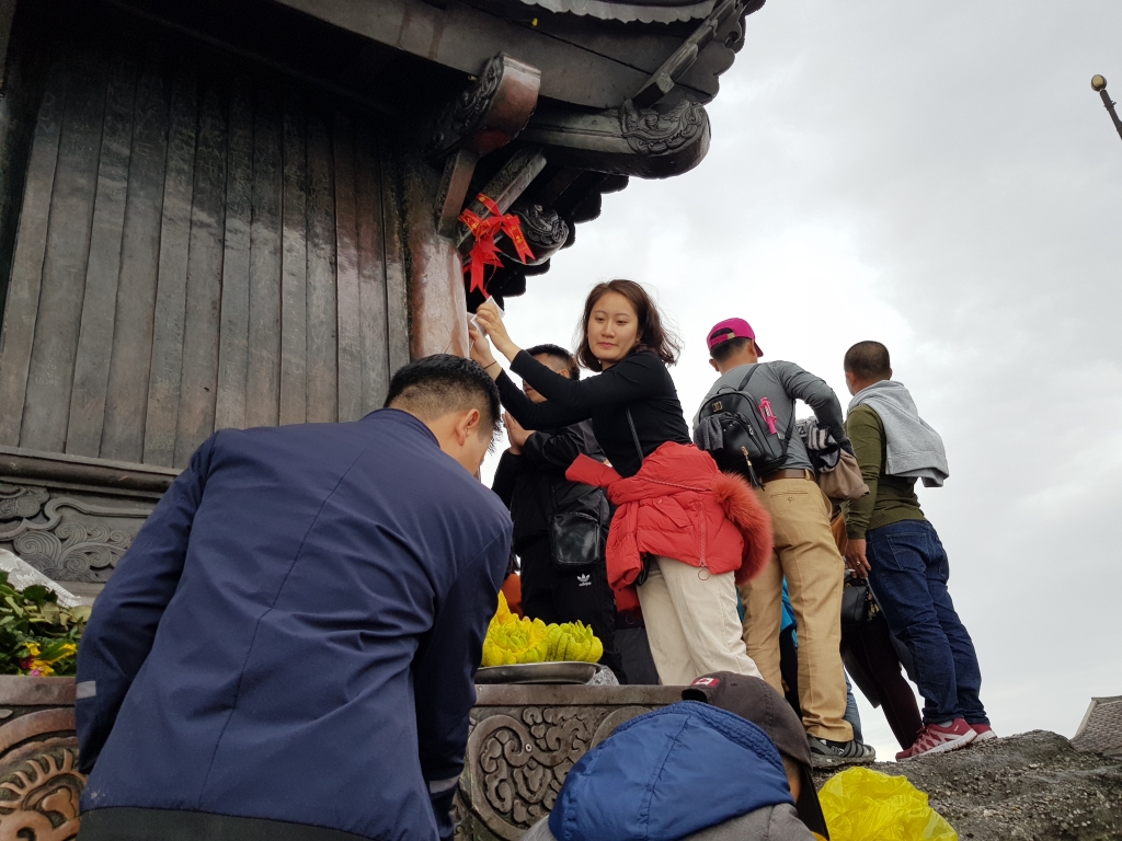 xoa tien treo dieu uoc cau may o chua dong yen tu