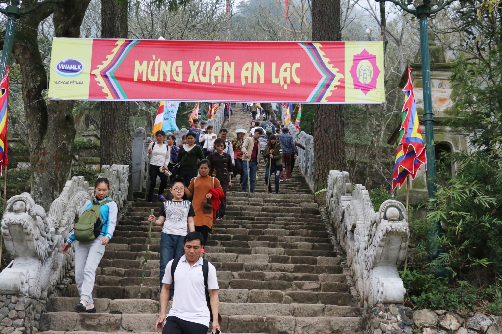 cu ba hon 90 tuoi 180 lan di chua yen tu