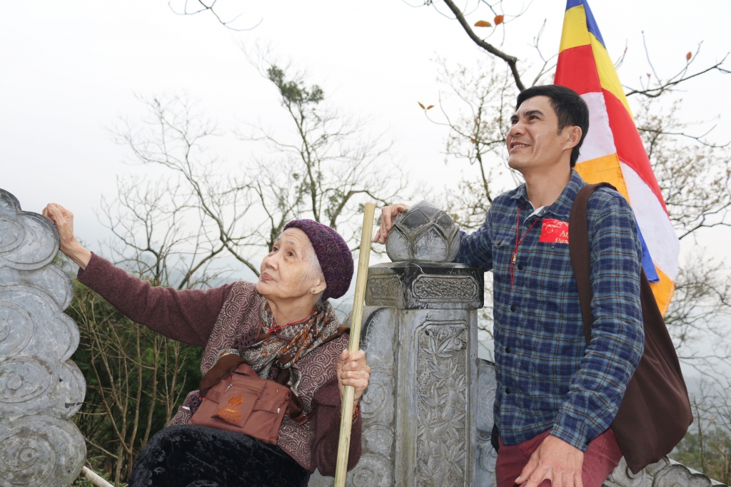 cu ba hon 90 tuoi 180 lan di chua yen tu