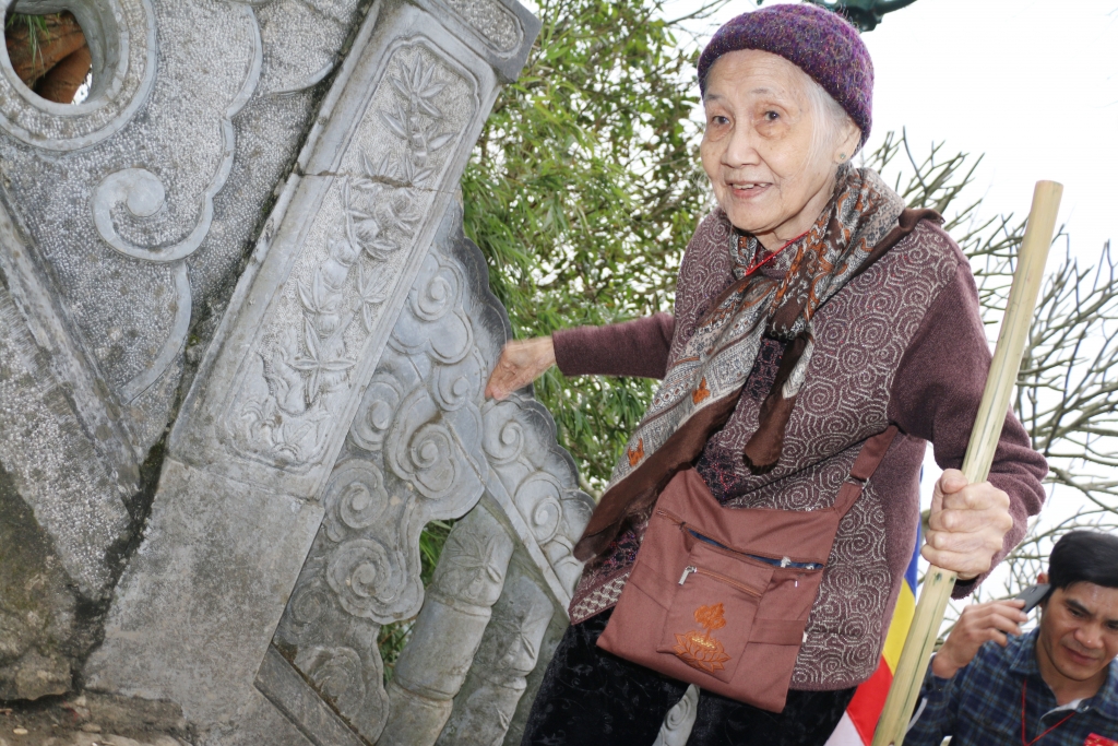 cu ba hon 90 tuoi 180 lan di chua yen tu