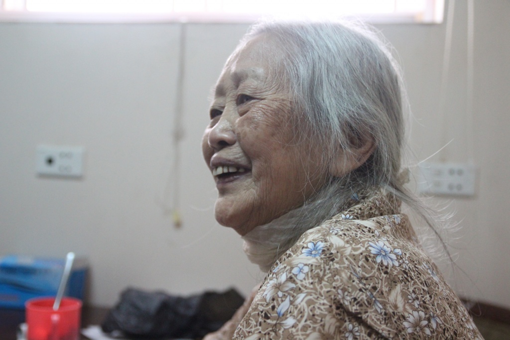 ba cu gan 90 tuoi li hon chong vi khong chiu rua batva ba nam an tet o vien duong lao