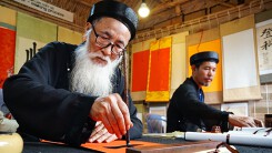 Văn Miếu nhộn nhịp người xin chữ