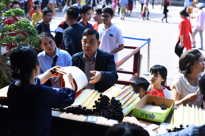 van mieu nhon nhip nguoi xin chu