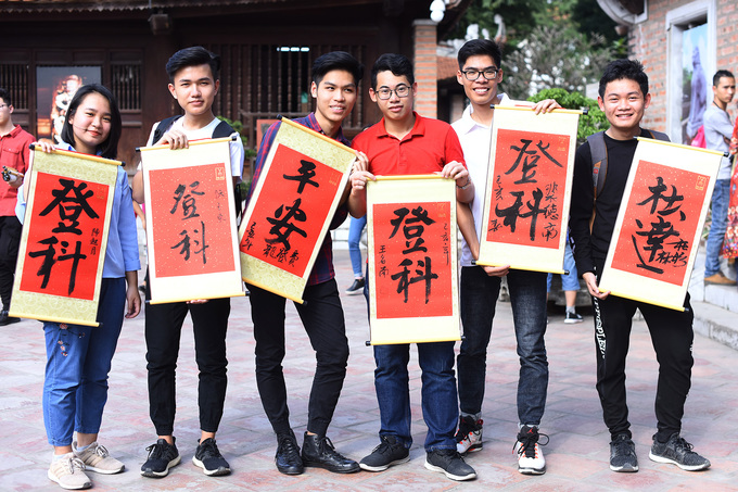 van mieu nhon nhip nguoi xin chu