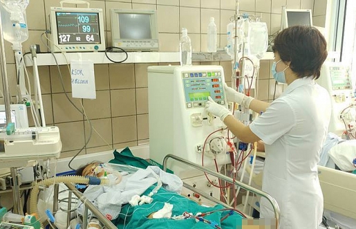 ha noi 7 sinh vien nhap vien cap cuu vi ngo doc methanol