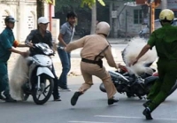 quai xe vat chan ngoi lech nguoi lao nhu bay tren quoc lo