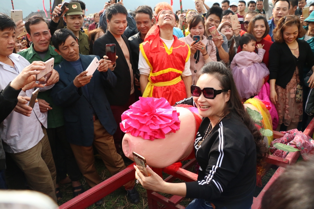 nguong do mat xem le hoi ruoc cua quy lon nhat viet nam