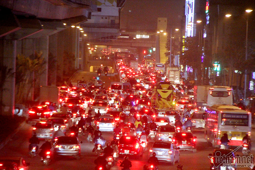 ha noi 4 xe hop dam nhau lien hoan trong ham thanh xuan