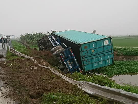 thai binh xe container lao xuong song sau khi va cham voi xe o to con