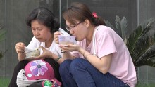 2 ngày sau vụ cháy tàn khốc, cuộc sống của cư dân chung cư Carina giờ ra sao?