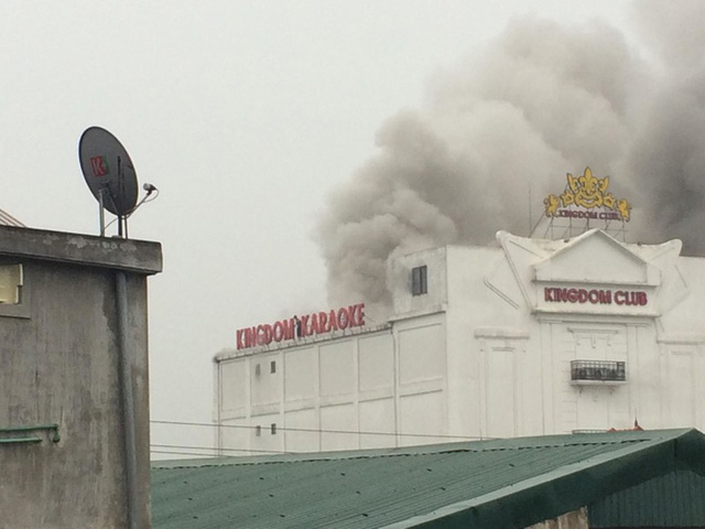 dang chay lon tai karaoke kingdom nhieu nguoi mac ket trong toa nha