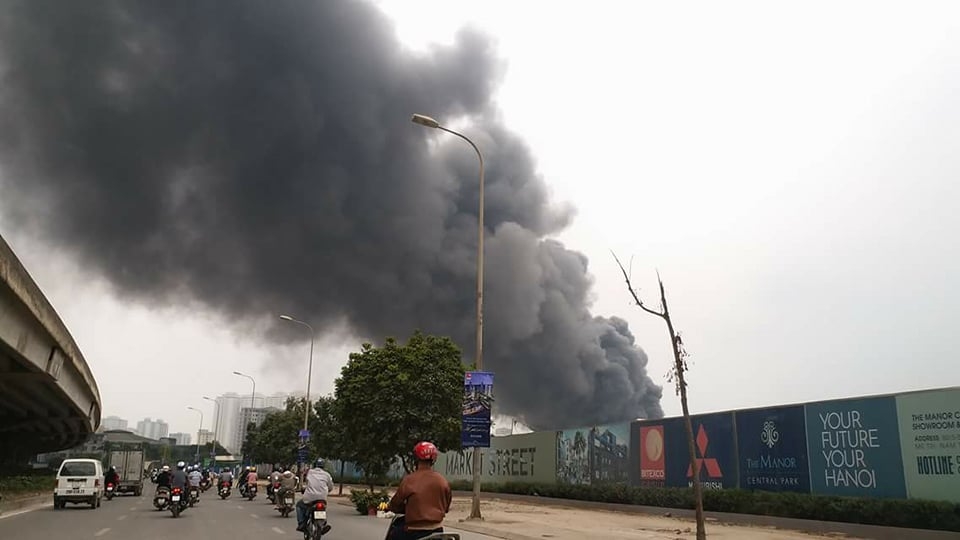 chay cho quang o ha noi cot khoi ngun ngut boc cao hang chuc met