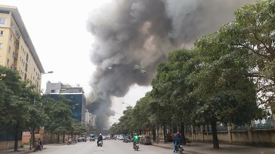 chay cho quang o ha noi cot khoi ngun ngut boc cao hang chuc met