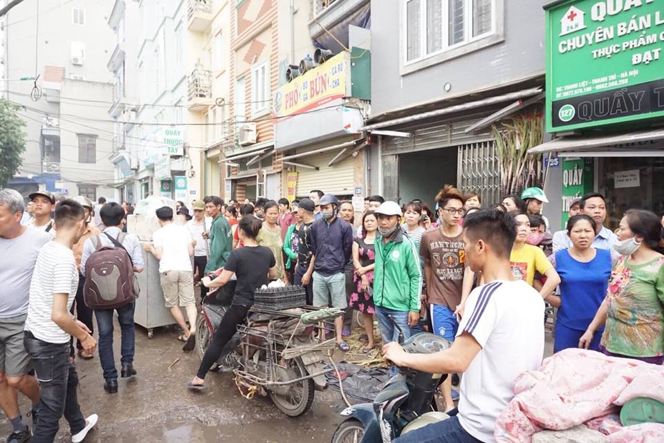 chay cho quang ha noi nguoi dan pha tuong lao vao cuu tai san khoi bien lua