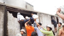 Cháy chợ Quang Hà Nội: Người dân phá tường, lao vào cứu tài sản khỏi biển lửa