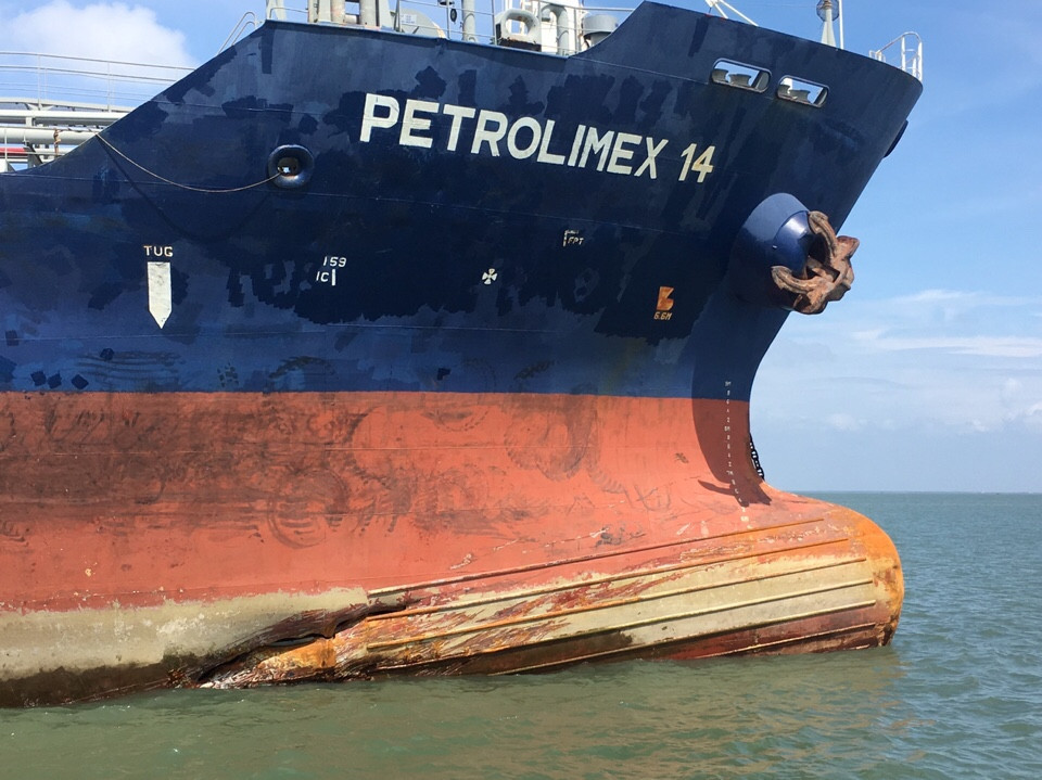 Cận cảnh tàu Petrolimex 14 sau vụ va chạm làm chìm tàu Hải Thành 26 can canh tau petrolimex 14 sau vu va cham lam chim tau hai thanh 26