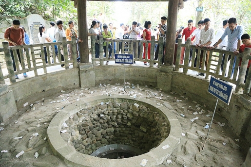 de cam thay vui hon nhieu nguoi than nhien tha tien xuong gieng co o den hung