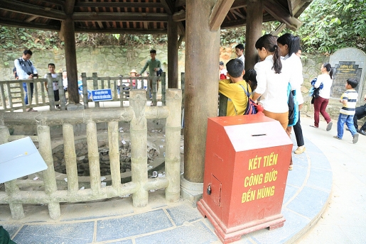 de cam thay vui hon nhieu nguoi than nhien tha tien xuong gieng co o den hung