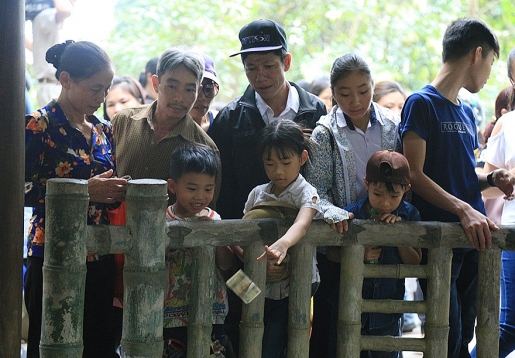 de cam thay vui hon nhieu nguoi than nhien tha tien xuong gieng co o den hung