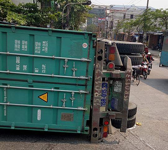 nam dinh kinh hoang xe container lat ngang de bep dum chiec o to con