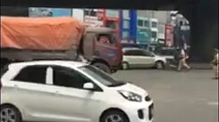 Bị tuýt còi, xe tải liều lĩnh lùi tốc độ cao trên đường Khuất Duy Tiến
