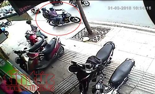 lo dien hai thanh nien mang sung cuop ngan hang abbank giua ban ngay