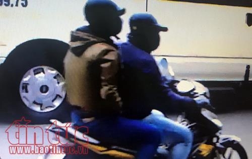 lo dien hai thanh nien mang sung cuop ngan hang abbank giua ban ngay