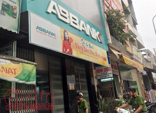 lo dien hai thanh nien mang sung cuop ngan hang abbank giua ban ngay