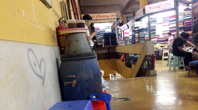 an hoa chay no tai nhung khu cho giua noi do ha noi