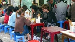 Hòa Bình: 21 học sinh nghi ngộ độc do ăn sáng tại quán ăn ven đường