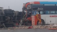 Thái Bình: Xe khách 'húc' xe tải lật nghiêng chắn ngang đường