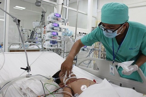 be 1 tuoi phai cap cuu vi uong nham bot thong cong