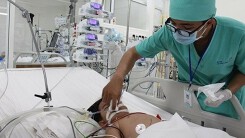 Bé 1 tuổi phải cấp cứu vì uống nhầm bột thông cống