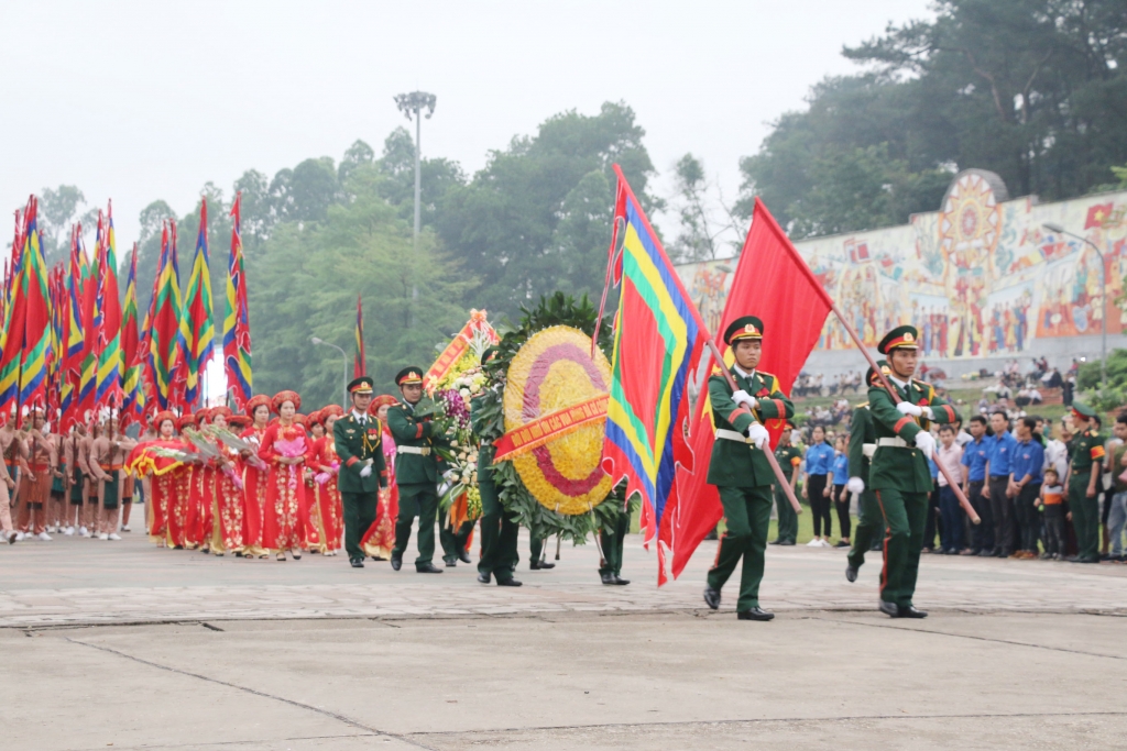 thu tuong chinh phu nguyen xuan phuc dang huong cac vi vua hung