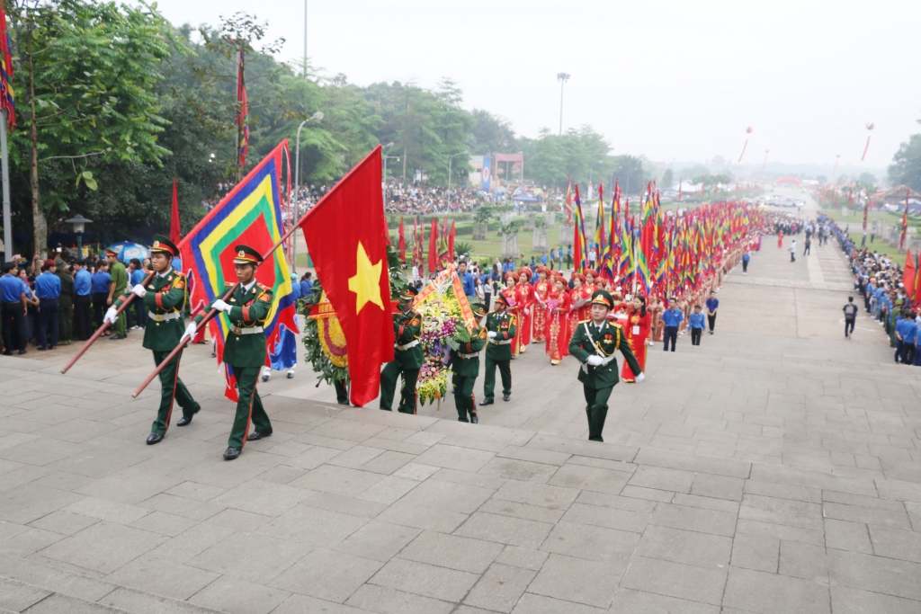 thu tuong chinh phu nguyen xuan phuc dang huong cac vi vua hung