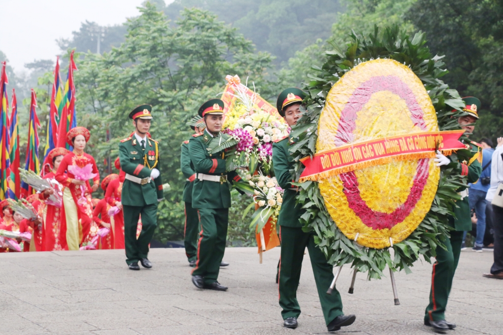 thu tuong chinh phu nguyen xuan phuc dang huong cac vi vua hung