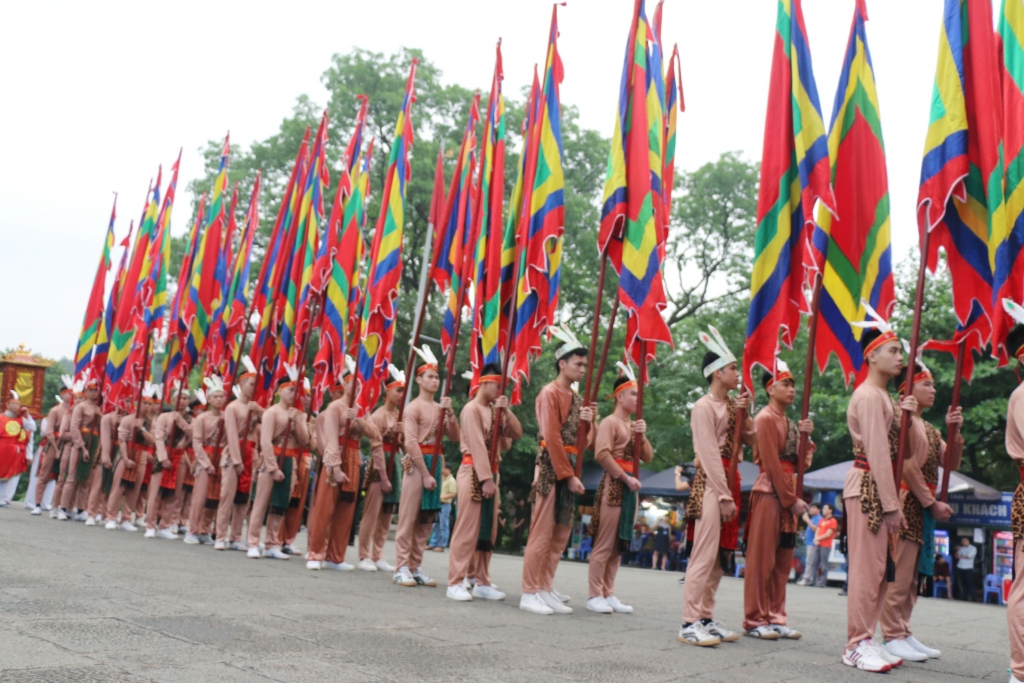 thu tuong chinh phu nguyen xuan phuc dang huong cac vi vua hung
